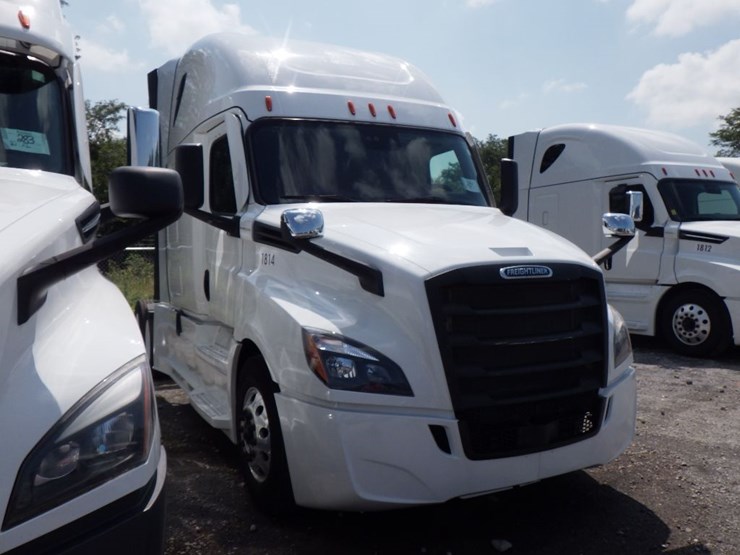 2021-freightliner-cascadia-126-image-3