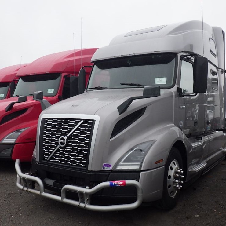 2023 VOLVO VNL860