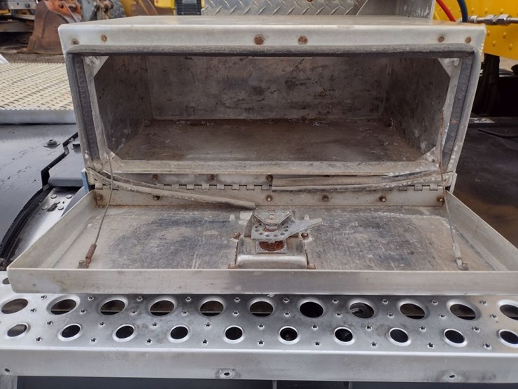 peterbilt-384-image-36