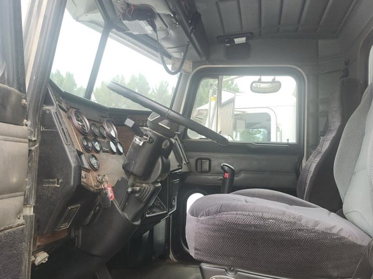 1999-peterbilt-385-image-23