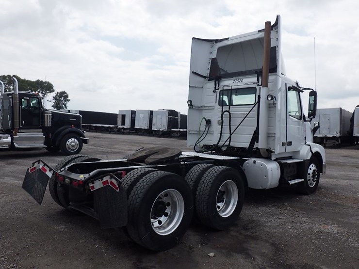 2017-volvo-vnl300-image-8