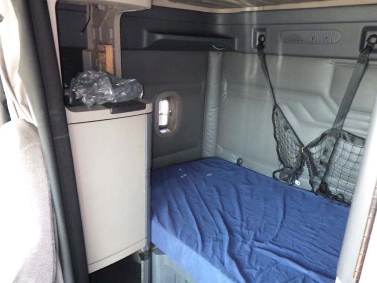 2017-freightliner-cascadia-125-evolution-image-17