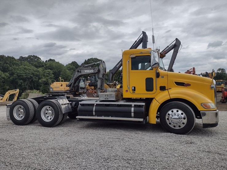 peterbilt-384-image-3