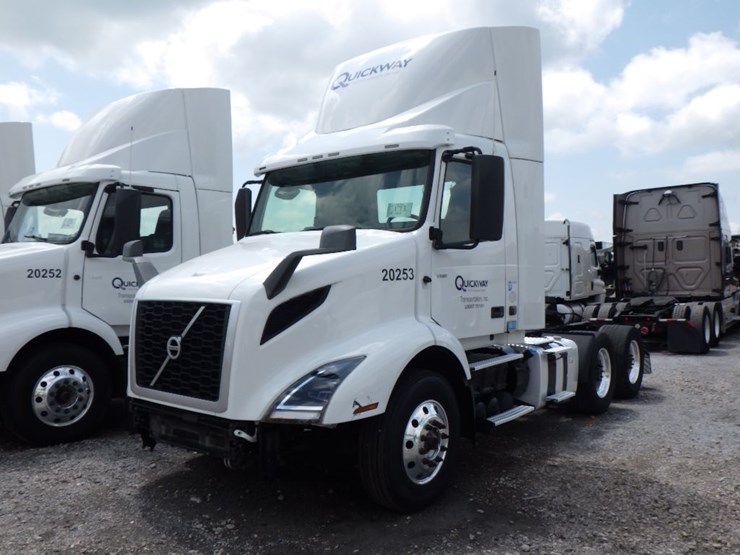 2020-volvo-vnr300-image-1