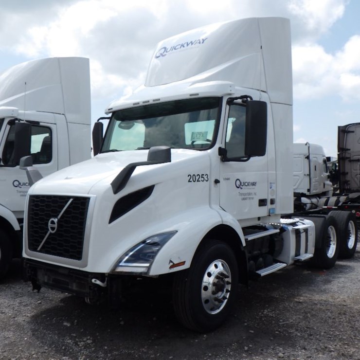 2020 VOLVO VNR300
