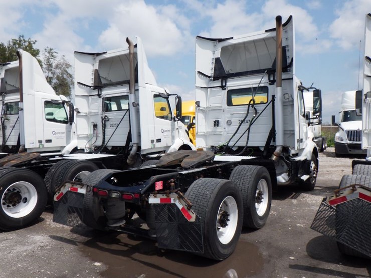 2020-volvo-vnr300-image-8