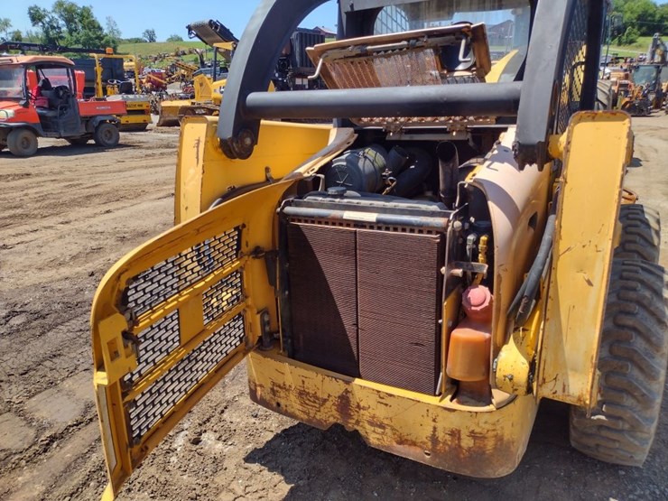 john-deere-240-image-21