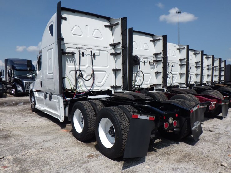 2021-freightliner-cascadia-126-image-13