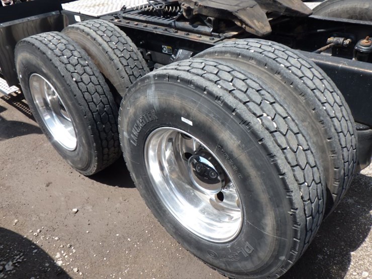 2015-kenworth-t800-image-11