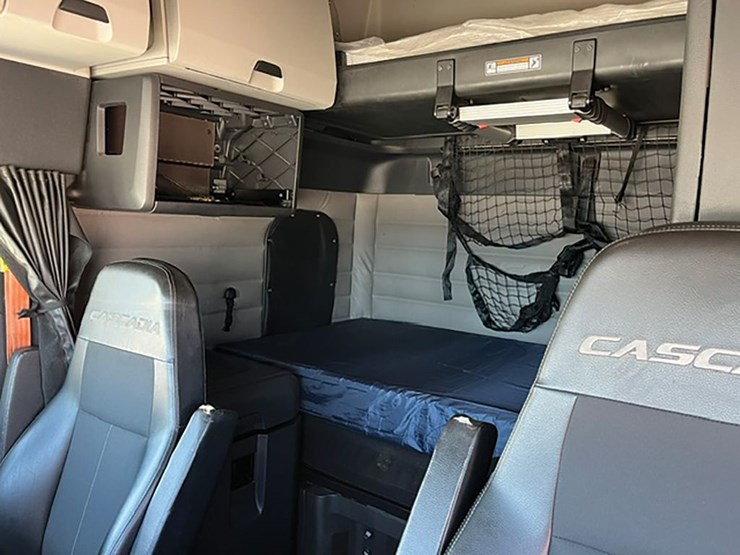 2020-freightliner-cascadia-126-image-4