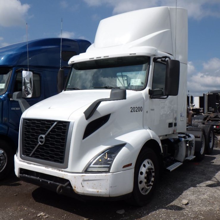 2020 VOLVO VNR300