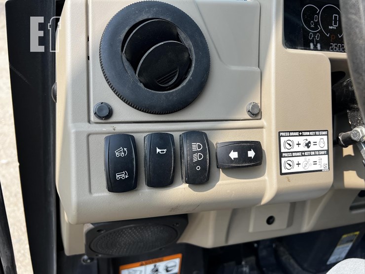 2025-john-deere-gator-xuv-835r-image-15