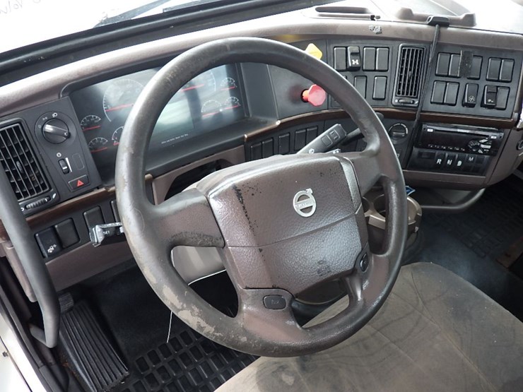 2016-volvo-vnl300-image-20