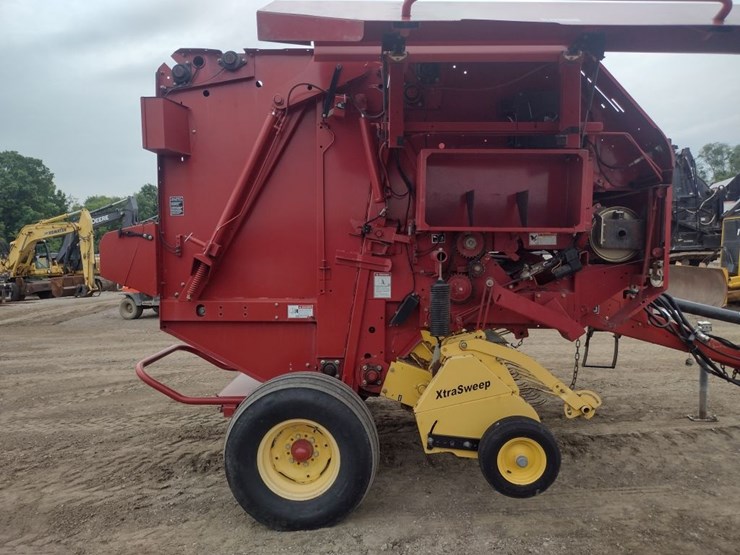new-holland-br740-image-14