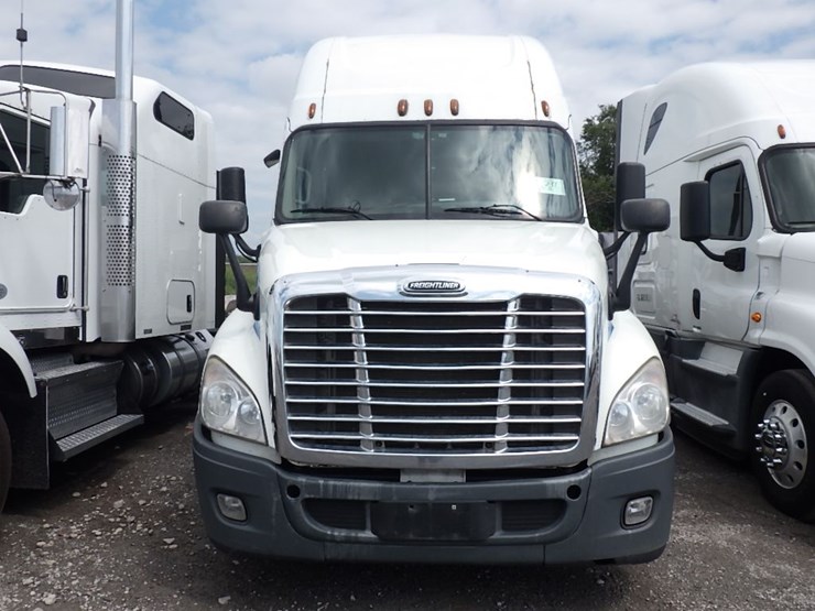2016-freightliner-cascadia-125-image-2