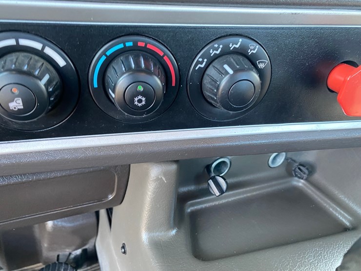 2018-kenworth-t440-image-93