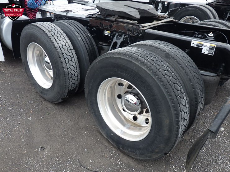 2023-peterbilt-579-image-17