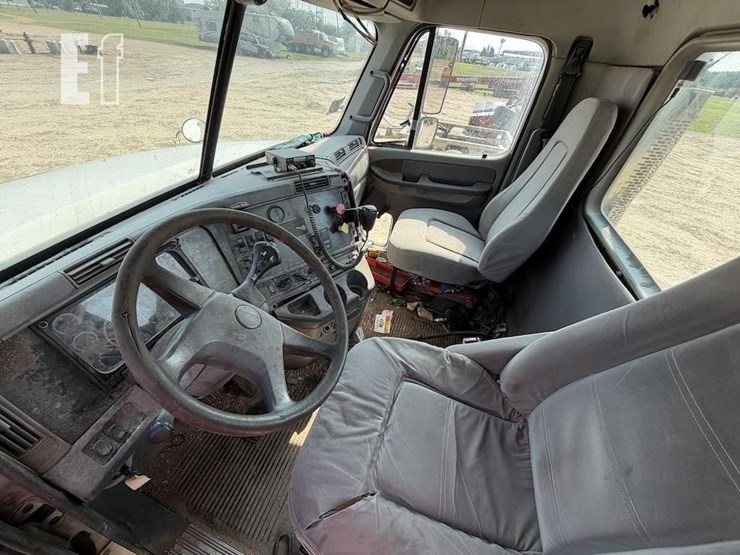2003-freightliner-columbia-120-image-11