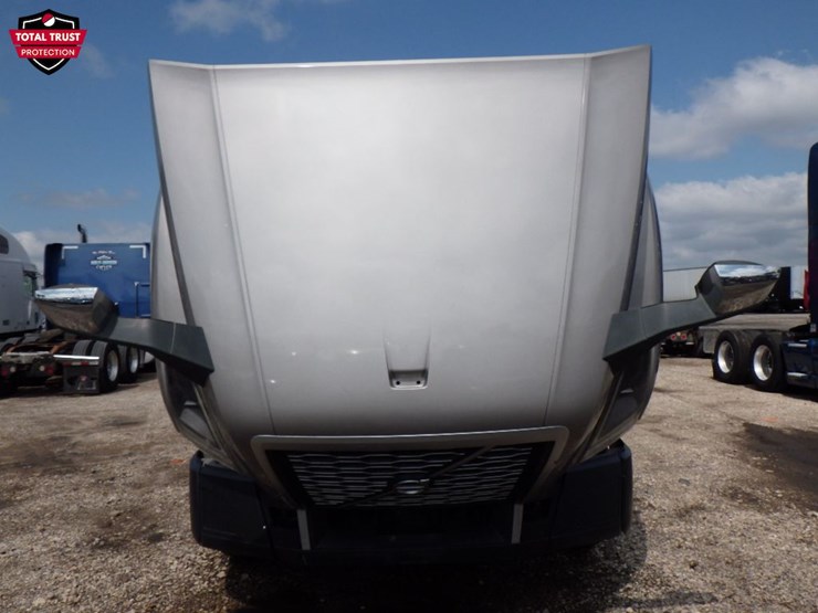 2020-volvo-vnl860-image-27