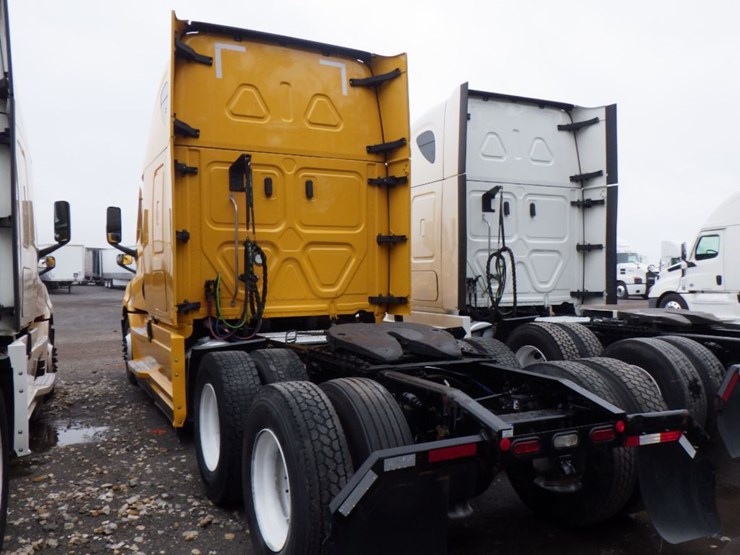 2022-freightliner-cascadia-126-image-13