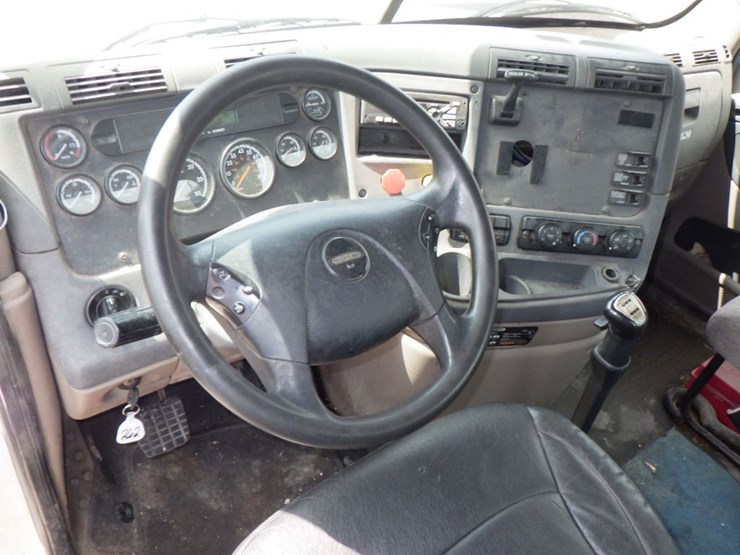 2013-freightliner-cascadia-125-image-20