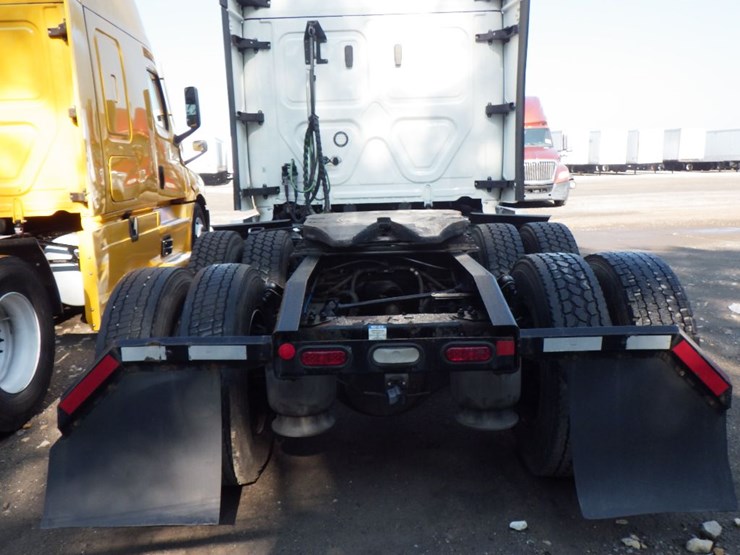 2022-freightliner-cascadia-126-image-12