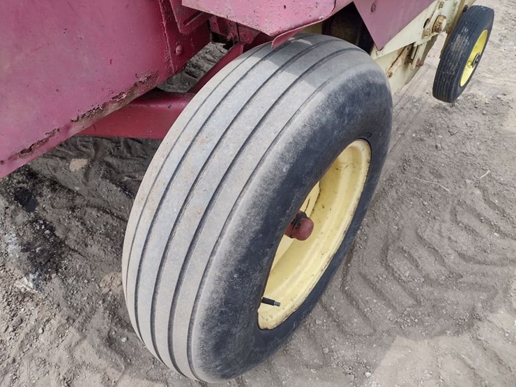 new-holland-320-image-16