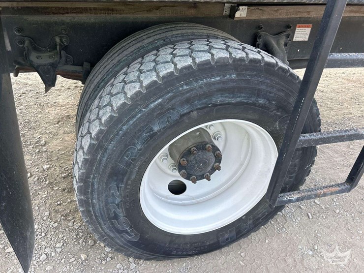2010-freightliner-m2-106-image-34