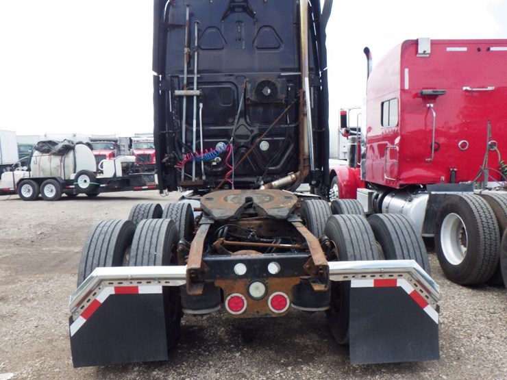 2011-freightliner-cascadia-125-image-17