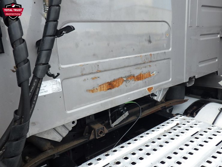 2019-volvo-vnl860-image-21