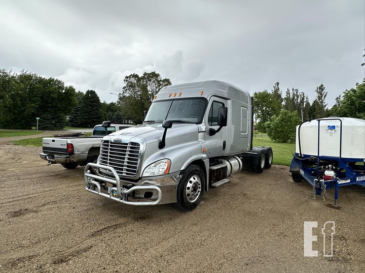 2014-freightliner-cascadia-125-image-1