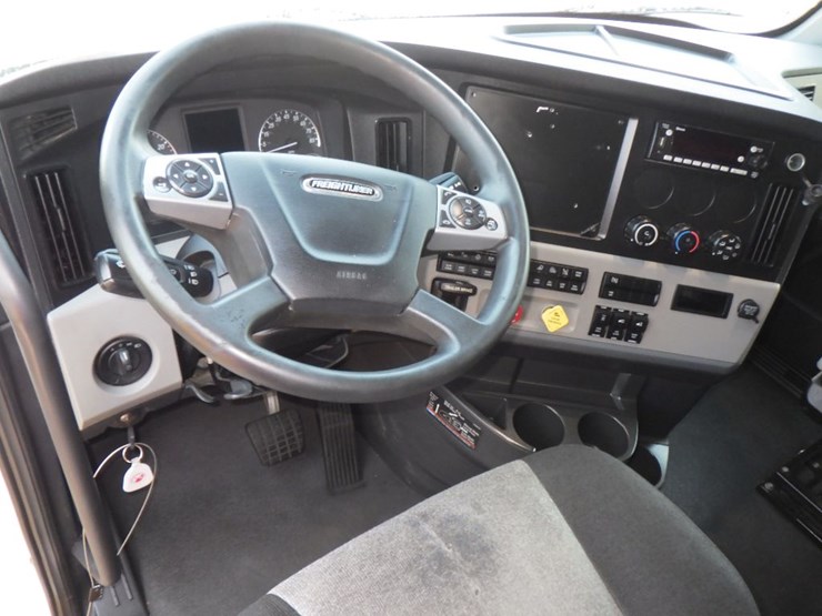 2022-freightliner-cascadia-126-image-20