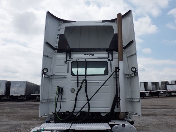 2017-volvo-vnl300-image-11