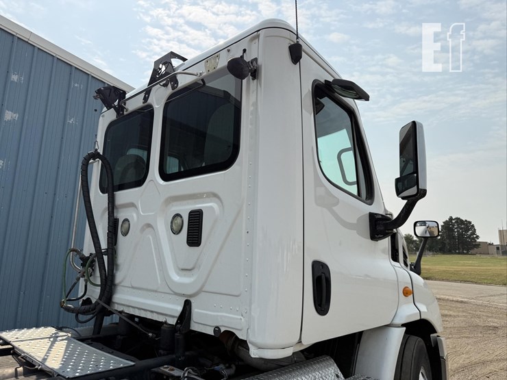 2013-freightliner-cascadia-113-image-18