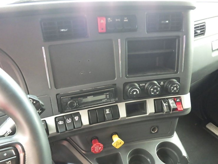 2024-kenworth-t680-image-28