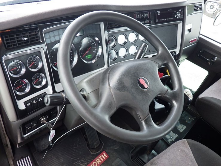 2016-kenworth-w900-image-18