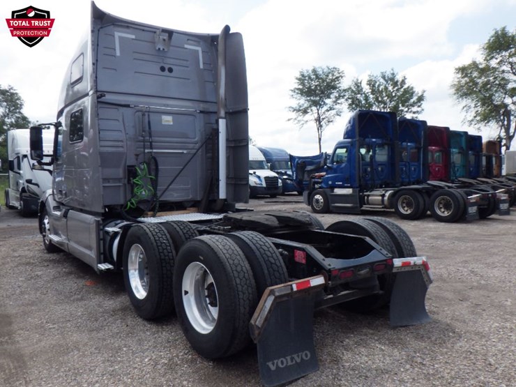 2020-volvo-vnl860-image-16