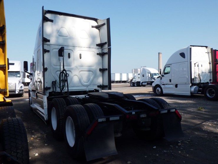 2022-freightliner-cascadia-126-image-15
