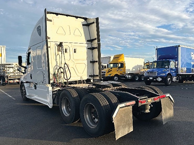 2022-freightliner-cascadia-126-image-2
