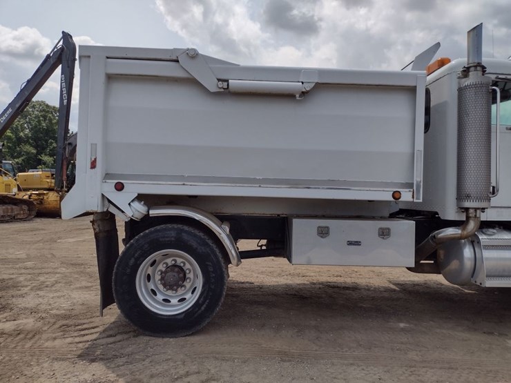 peterbilt-330-image-26