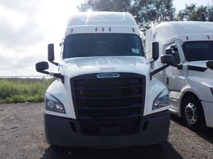 2021-freightliner-cascadia-126-image-2