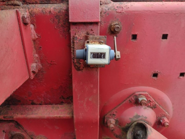 new-holland-320-image-9