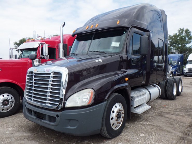 2011-freightliner-cascadia-125-image-1