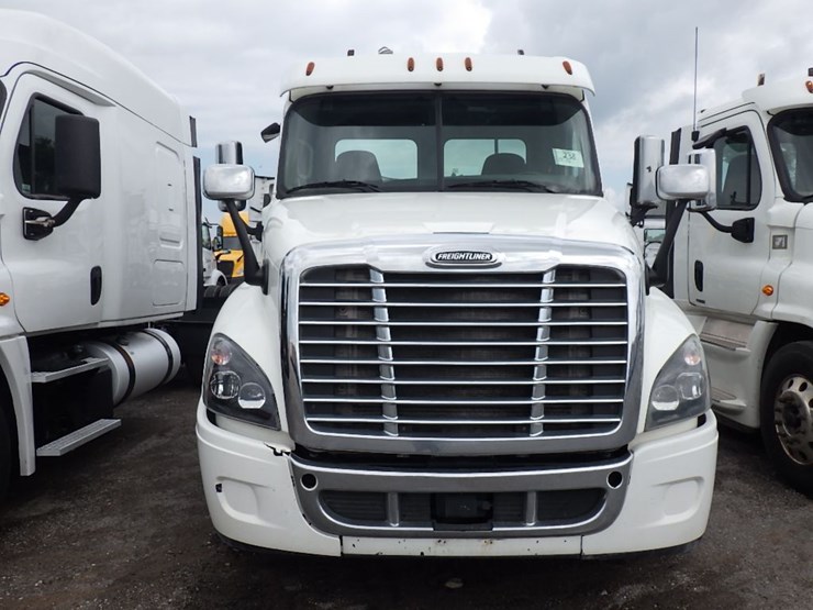 2017-freightliner-cascadia-125-image-2