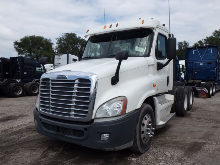2013-freightliner-cascadia-125-image-1