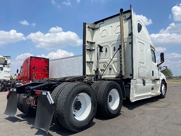 2020-freightliner-cascadia-126-image-2