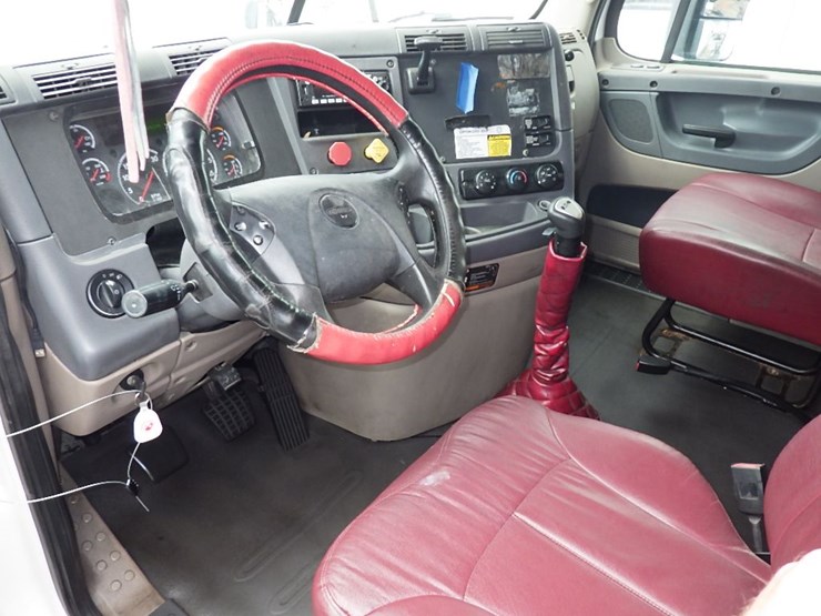 2016-freightliner-cascadia-125-evolution-image-22
