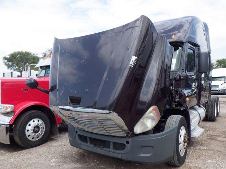 2011-freightliner-cascadia-125-image-32