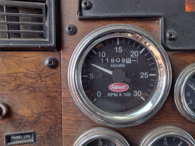 peterbilt-330-image-10