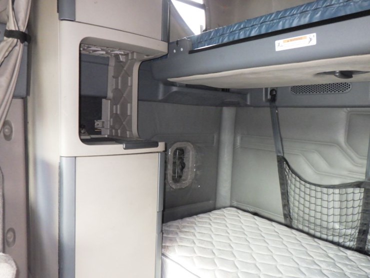 2011-freightliner-cascadia-125-image-29